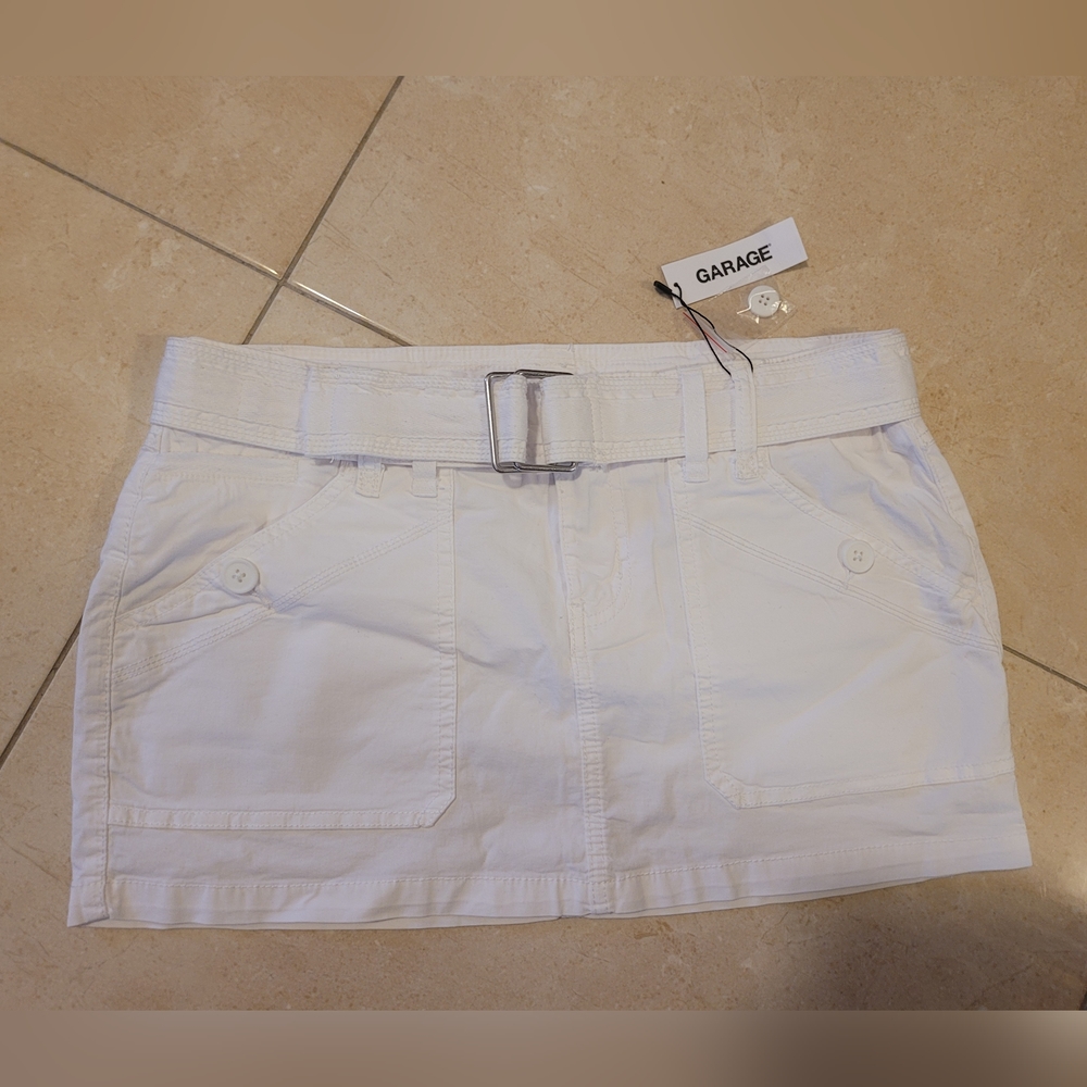 Garage low rise white mini skirt size small with belt